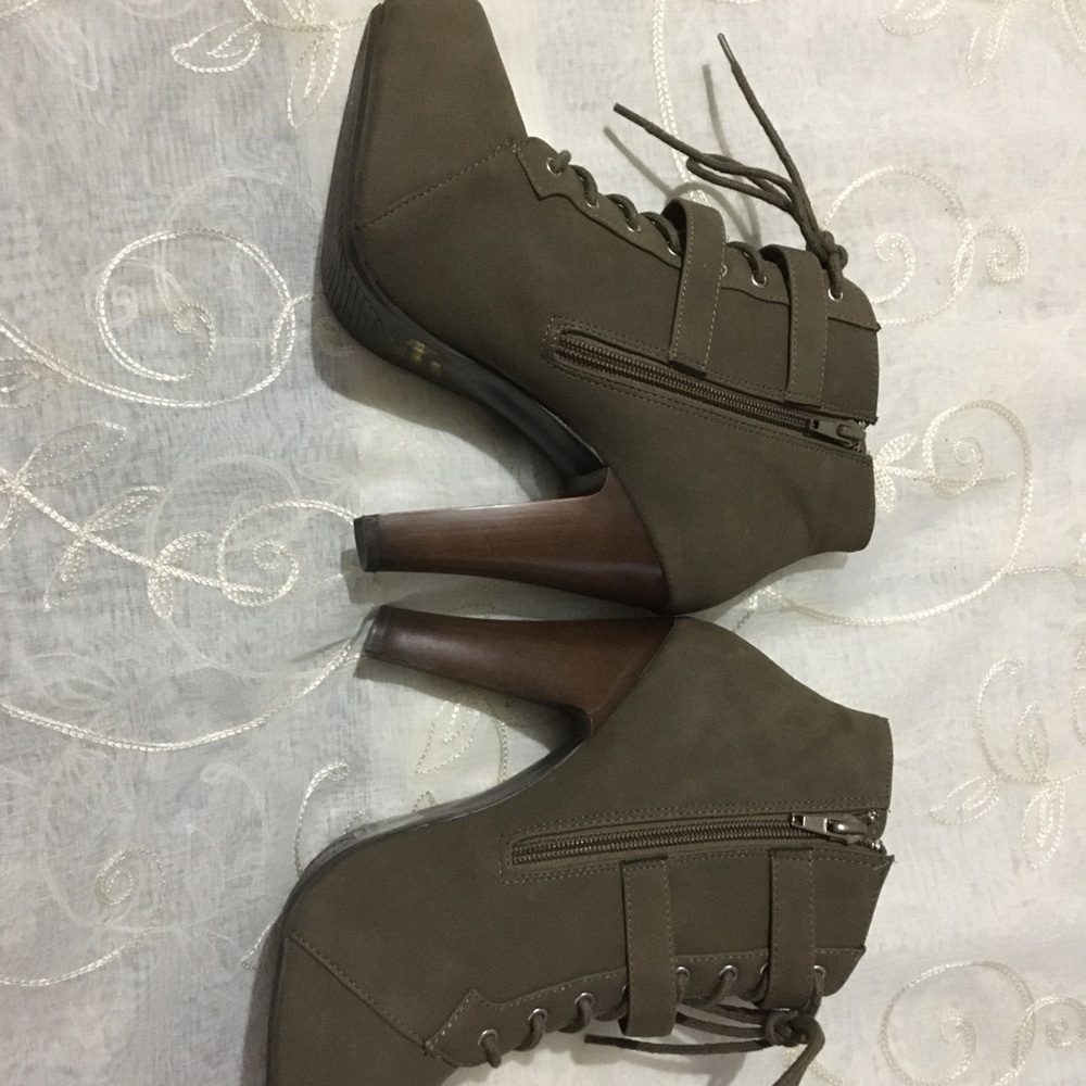Shoe - Picture 3 of 4